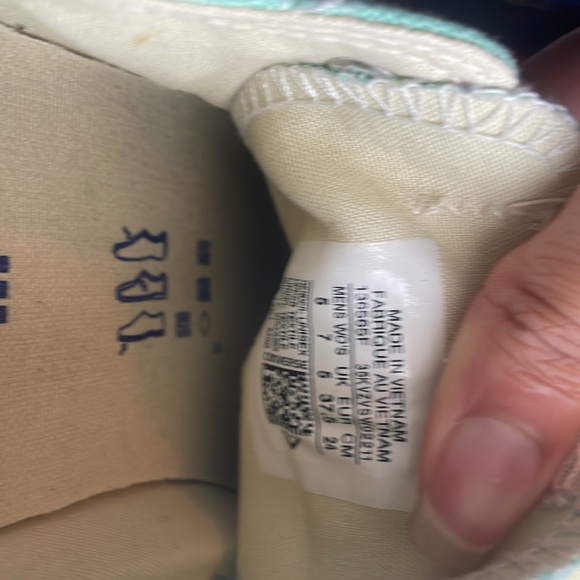 Low top converse. Barely worn in nearly perfect condition. Light teal color. - Picture 3 of 4